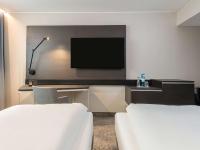 Novotel Duesseldorf Airportにあるテレビまたはエンターテインメントセンター