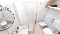 A bathroom at Capodigallo Holiday Trullo Monte Santo