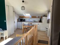 Una cocina y un comedor con mesa y sillas. en Studio proche Orleans centre, en Saint-Jean-le-Blanc