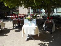 un grupo de mesas y sillas con flores. en VTF Le Domaine Les Hautannes, en Saint-Germain-au-Mont-dʼOr