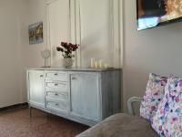Televízia a/alebo spoločenská miestnosť v ubytovaní Sea&Sun Glyfada Apartment