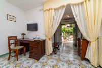 an office with a desk and a chair in a room at Casa Teresa in Positano
