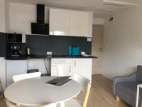 Kuchyňa alebo kuchynka v ubytovaní Apartamenty "NaLetniej" Przy Morzu