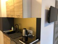 Kuchyňa alebo kuchynka v ubytovaní Apartamenty "NaLetniej" Przy Morzu