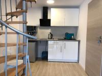 Kuchyňa alebo kuchynka v ubytovaní Apartamenty "NaLetniej" Przy Morzu