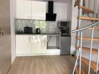 Kuchyňa alebo kuchynka v ubytovaní Apartamenty "NaLetniej" Przy Morzu