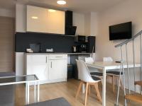 Kuchyňa alebo kuchynka v ubytovaní Apartamenty "NaLetniej" Przy Morzu