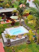 una vista aérea de una piscina en un patio con palmeras en Hostal Estrella de Agua, en Salento