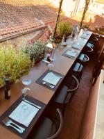 een rij tafels en stoelen met wijnglazen bij Hotel Hermitage in Florence