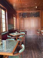 een eetkamer met tafels en stoelen en ramen bij Hotel Hermitage in Florence