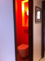 Bathroom sa L&#39;Hacienda Piscine chauff&eacute;e &agrave; 28, spa, boulodrome et court de Tennis priv&eacute;s, 2 villas ind&eacute;pendantes