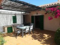 Patio lub wspólna przestrzeń na świeżym powietrzu w obiekcie Casa Mar con patio en playa de Son Serra de Marina