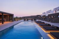 Bazén v ubytování SantAnna Luxury Suites nebo v jeho okolí