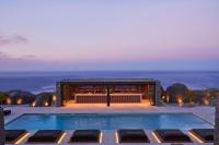 Bazén v ubytování SantAnna Luxury Suites nebo v jeho okolí