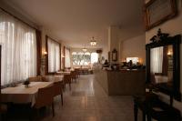 Reštaurácia alebo iné gastronomické zariadenie v ubytovaní Adams Hotel