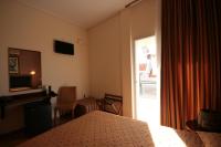 Televízia a/alebo spoločenská miestnosť v ubytovaní Adams Hotel