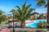 Bazén v ubytování Apartamentos Oasis San Antonio nebo v jeho okolí