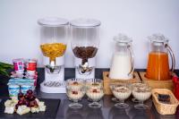 eine Theke mit drei Standmixern und Weingläsern in der Unterkunft Hotel Vigo in Eforie Nord