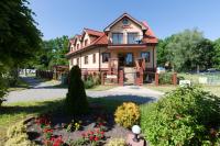 ein Haus mit einem Garten davor in der Unterkunft Willa Arielka in Rewal