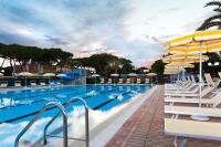 Bazén v ubytovaní Golfo del Sole Hotel & Holiday Resort alebo v jeho blízkosti
