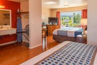 Una habitación de hotel con dos camas y un televisor. en Flagstone Motel, en Port Angeles
