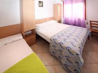 Łóżko lub łóżka w pokoju w obiekcie Apartment Casa Debora-1 by Interhome