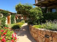 A garden outside Holiday Home Dalia 20 - Vista Village by Interhome