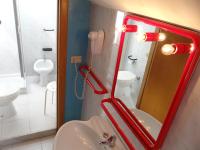 A bathroom at Hotel Amendola Fiera