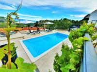 Bazén v ubytování Holiday House Above with pool and summer kitchen nebo v jeho okolí