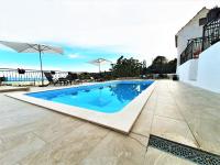Bazén v ubytování Holiday House Above with pool and summer kitchen nebo v jeho okolí