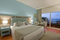 Porto Marina Resort & Spa Al Alameinにあるベッド