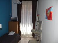 A television and/or entertainment centre at Hotel Amendola Fiera