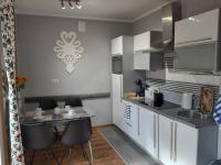 Kuchyňa alebo kuchynka v ubytovaní Apartament Róża 1 Sauna & Jacuzzi Jaszczurówka 21a