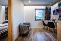 Televízia a/alebo spoločenská miestnosť v ubytovaní Biały Miś Apartamenty Art & Design