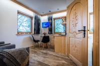 Televízia a/alebo spoločenská miestnosť v ubytovaní Biały Miś Apartamenty Art & Design