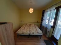 Łóżko lub łóżka w pokoju w obiekcie Gyopár Gyöngye Apartmanház