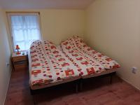 Łóżko lub łóżka w pokoju w obiekcie Gyopár Gyöngye Apartmanház