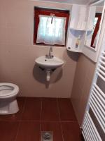 Łazienka w obiekcie Gyopár Gyöngye Apartmanház