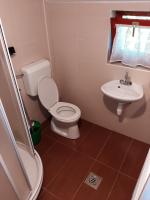 Łazienka w obiekcie Gyopár Gyöngye Apartmanház