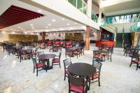 um restaurante com mesas e cadeiras em um prédio em Cassino All Inclusive Resort Poços de Caldas By Nacional Inn em Poços de Caldas