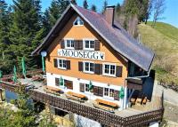 Un edificio con un cartel al costado. en Gasthaus Moosegg, en Lochau