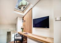 Televízia a/alebo spoločenská miestnosť v ubytovaní DBH – Boutique Hotel Lake Como