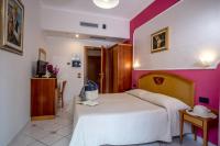 Łóżko lub łóżka w pokoju w obiekcie Hotel Savoia Sorrento