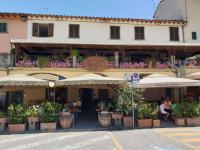 Tòa nhà nơi khách sạn tọa lạc