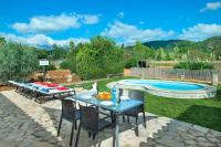 Bazén v ubytovaní Owl Booking Villa Garreta - Rustic Stay with Mountain Views alebo v jeho blízkosti