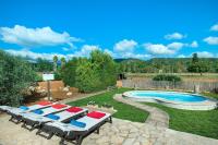 Bazén v ubytovaní Owl Booking Villa Garreta - Rustic Stay with Mountain Views alebo v jeho blízkosti
