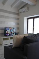 Telewizja i/lub zestaw kina domowego w obiekcie mansarda dolce vita