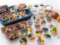 um quadro coberto com recipientes de diferentes tipos de alimentos em Hotel Belleview Nagasaki Dejima em Nagasaki