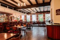 um restaurante com mesas, cadeiras e um bar em Das Ebertor - Hotel & Hostel em Boppard