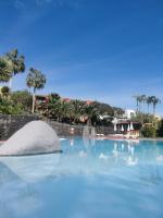 Bazén v ubytování Apartamentos Oasis San Antonio nebo v jeho okolí